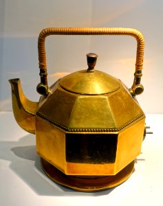 Water kettler, designed by Peter Behrens, AEG, Berlin, c. 1909, brass - Museum Künstlerkolonie Darmstadt - Mathildenhöhe - Darmstadt, Germany - DSC06398