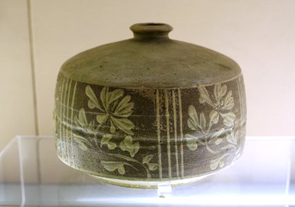 Water jet, China, Guangyuan kiln, from a tomb in Jangge, Sichuan, Song dynasty, 960-1279 AD, green-glazed ceramic with painted flowers - Sichuan Provincial Museum - Chengdu, China - DSC04183
