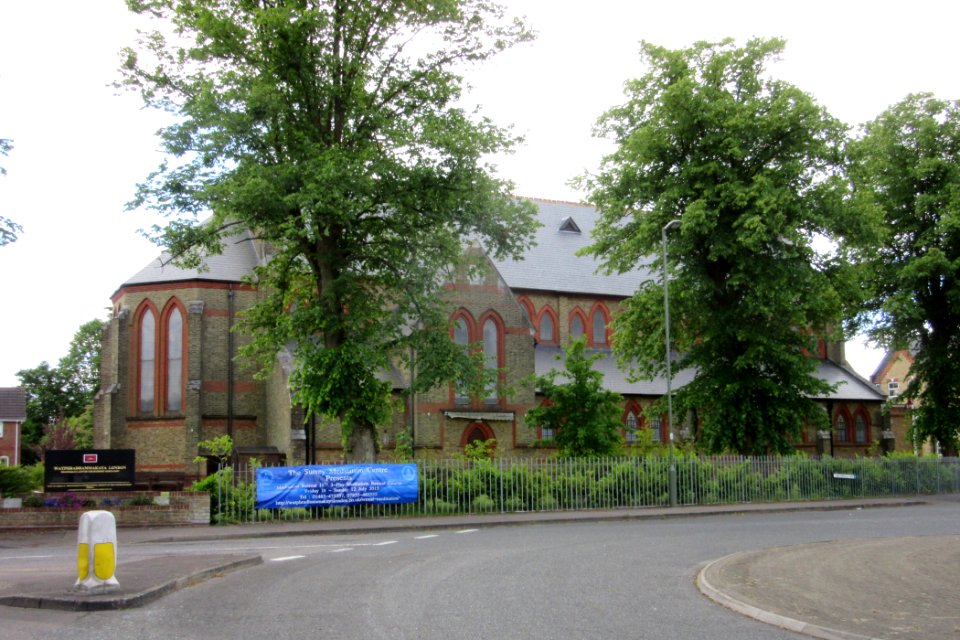 Wat Phra Dhammakaya London (Woking Buddhist Temple), Brushfield Way, Knaphill (June 2015) (7)
