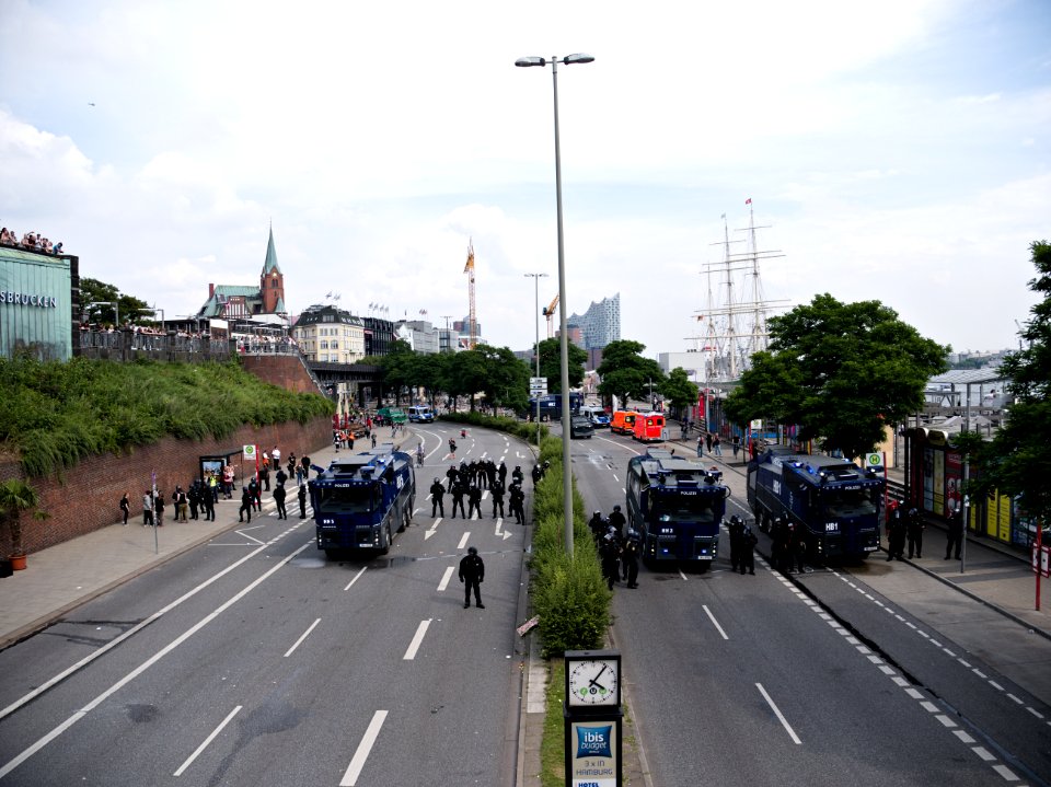 Water cannons next to the Landungsbrücken during G20 summit Hamburg 04