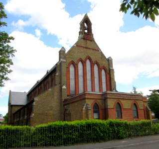 Wat Phra Dhammakaya London (Woking Buddhist Temple), Brushfield Way, Knaphill (June 2015) (1)