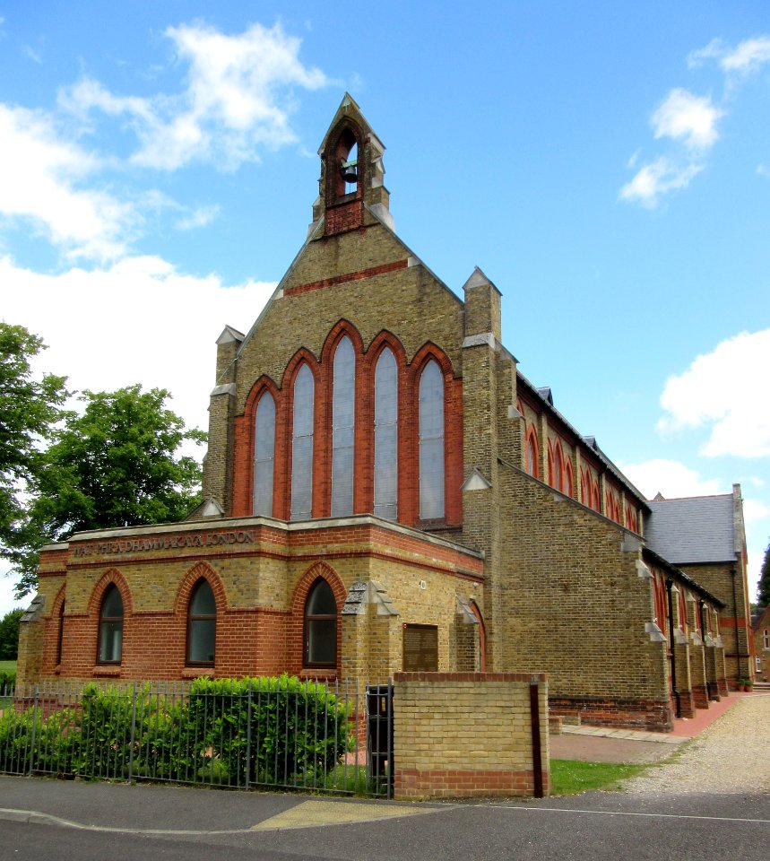 Wat Phra Dhammakaya London (Woking Buddhist Temple), Brushfield Way, Knaphill (June 2015) (2)