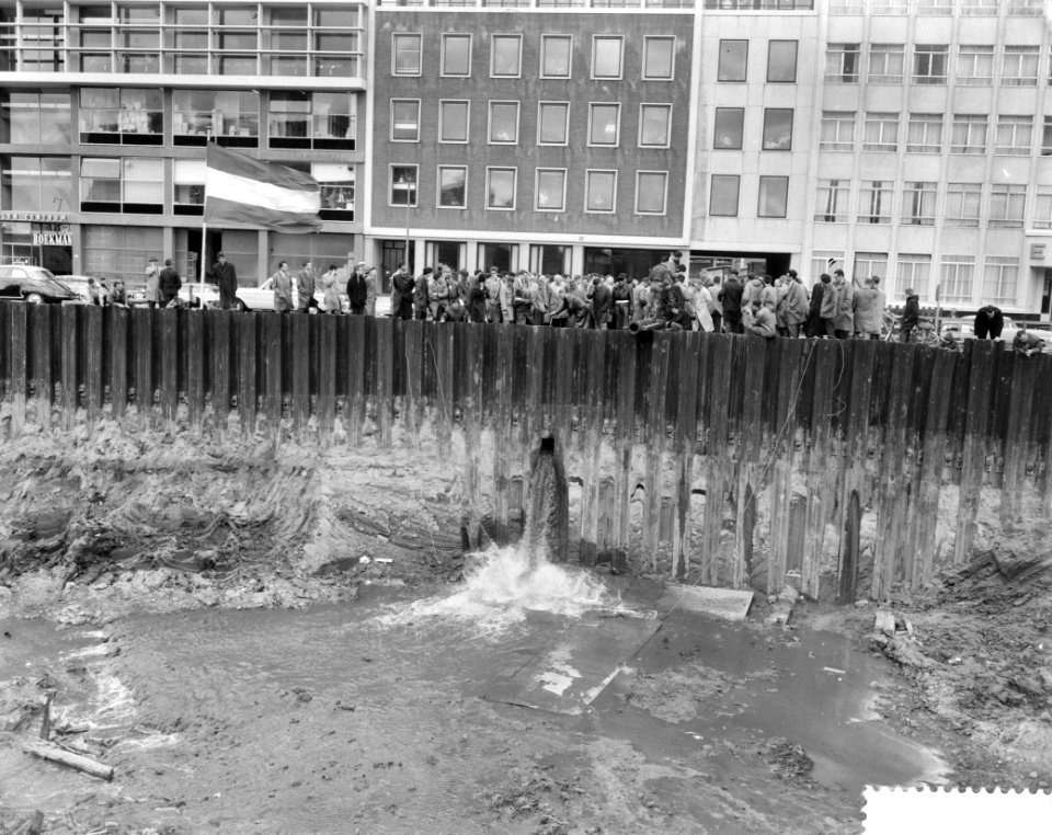 Waterinlating in het bouwdok voor de metro op het Weena t Rotterdam, Bestanddeelnr 912-4690