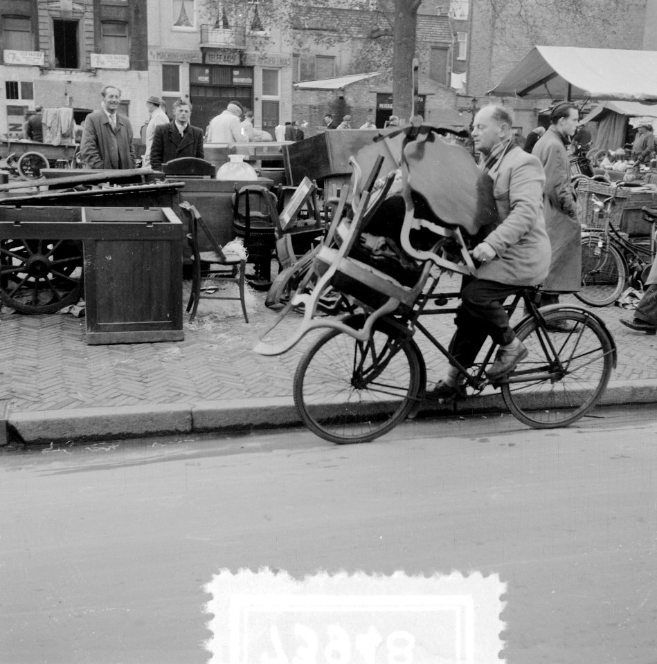 Waterlooplein. Ameublement wordt vervoerd per fiets, Bestanddeelnr 907-3948