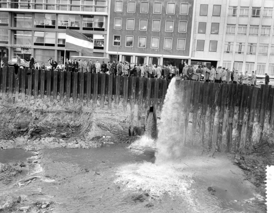 Waterinlating in het bouwdok voor de metro op het Weena t Rotterdam, Bestanddeelnr 912-4691