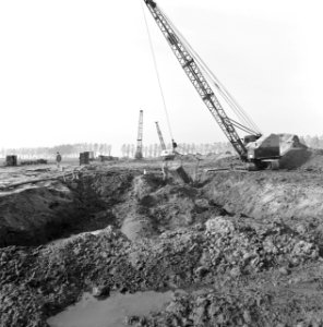 Waterleiding, werkzaamheden, ontgraven, draglines, rotterdam-biesbosch, west, Bestanddeelnr 164-1082