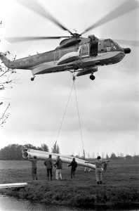 Waterleidingbuizen per helicopter gelegd bij Woerden buizen worden gedeponeerd, Bestanddeelnr 928-8777