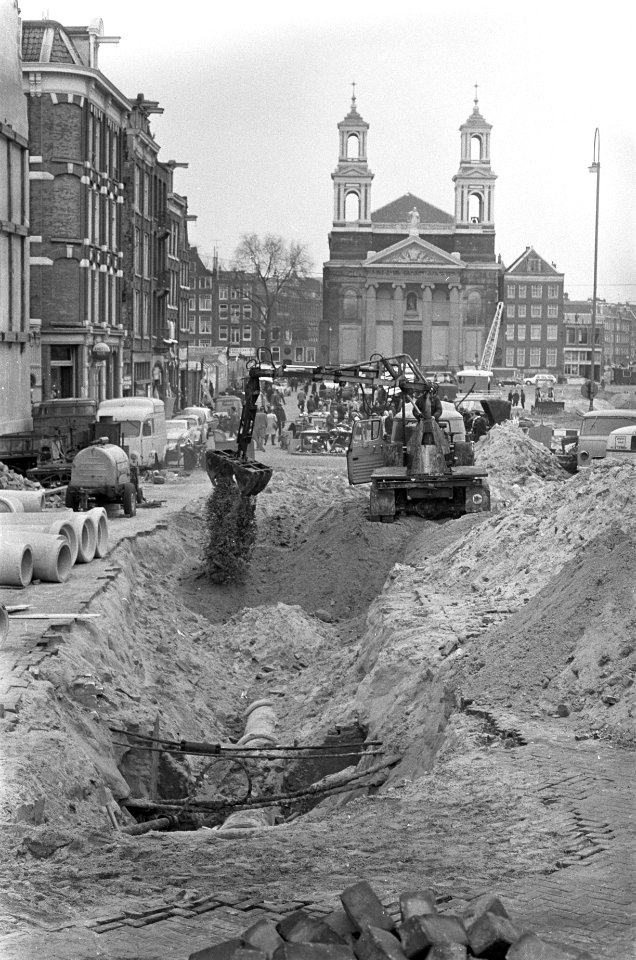 Waterlooplein, graafmachines woelen het middenterrein om, Bestanddeelnr 920-1734