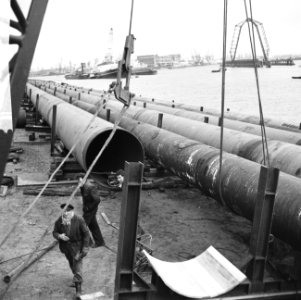 Waterleiding voor Rotterdam, op strandje bij de Waalhaven dwarshelling gebouwd v, Bestanddeelnr 918-8289