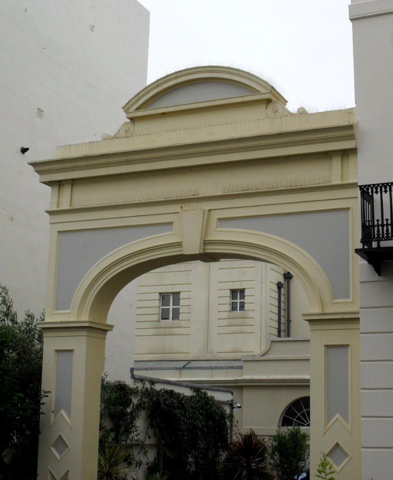 Waterloo Street Arch, Waterloo Street, Hove (NHLE Code 1209907) (July 2010)