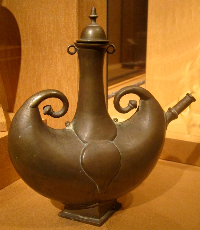 Water bottle from India, Mughal or Deccani, early 17th century, brass, HAA