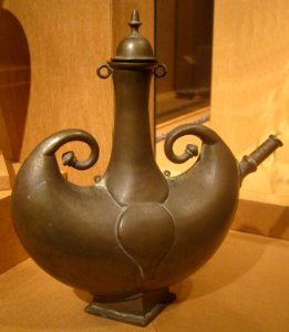 Water bottle from India, Mughal or Deccani, early 17th century, brass, HAA