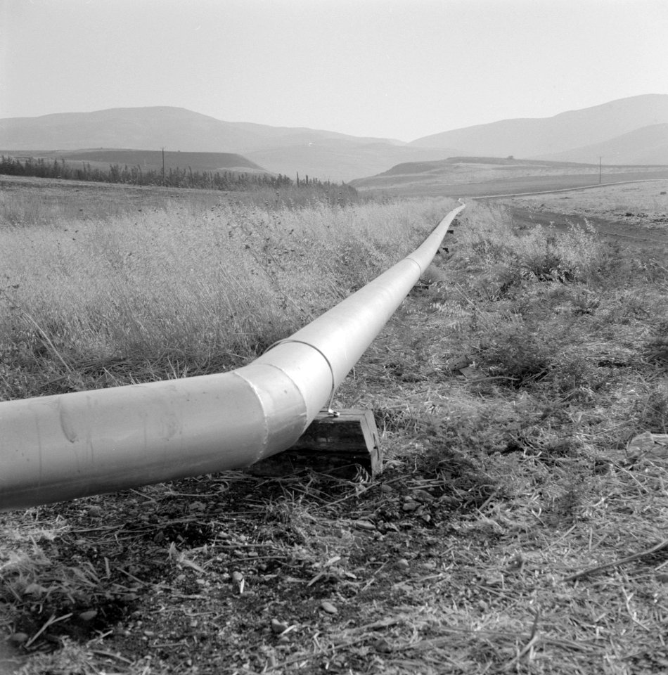 Waterleidingsbuizen van een bevloeiingsinstallatie in een vallei, Bestanddeelnr 255-2925
