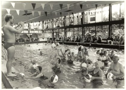 Watergymnastiek in het Sportfondsenbad aan de Zwemmerslaan. NL-HlmNHA 54015527