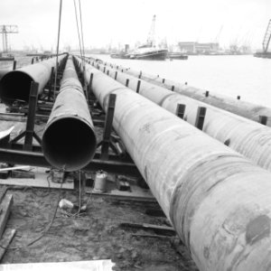 Waterleiding voor Rotterdam, op strandje bij de Waalhaven dwarshelling gebouwd v, Bestanddeelnr 918-8290