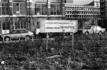 Waterlooplein in Amsterdam (oude) bord met tekst Vriend van het Vlooienpark, Bestanddeelnr 930-0189