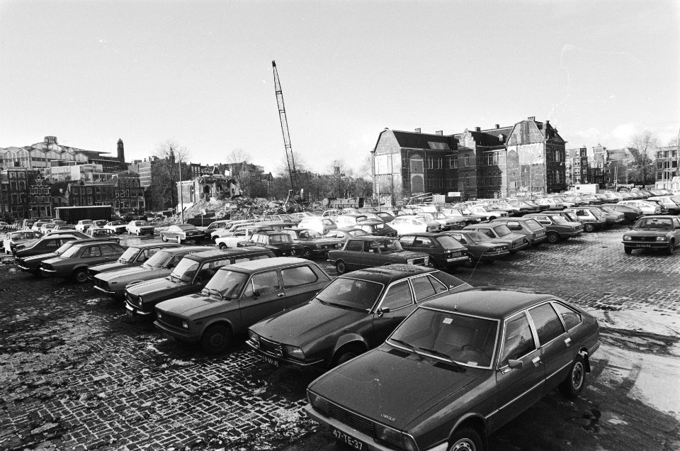 Waterlooplein in Amsterdam (oude) vol geparkeerd met autos, Bestanddeelnr 930-0188