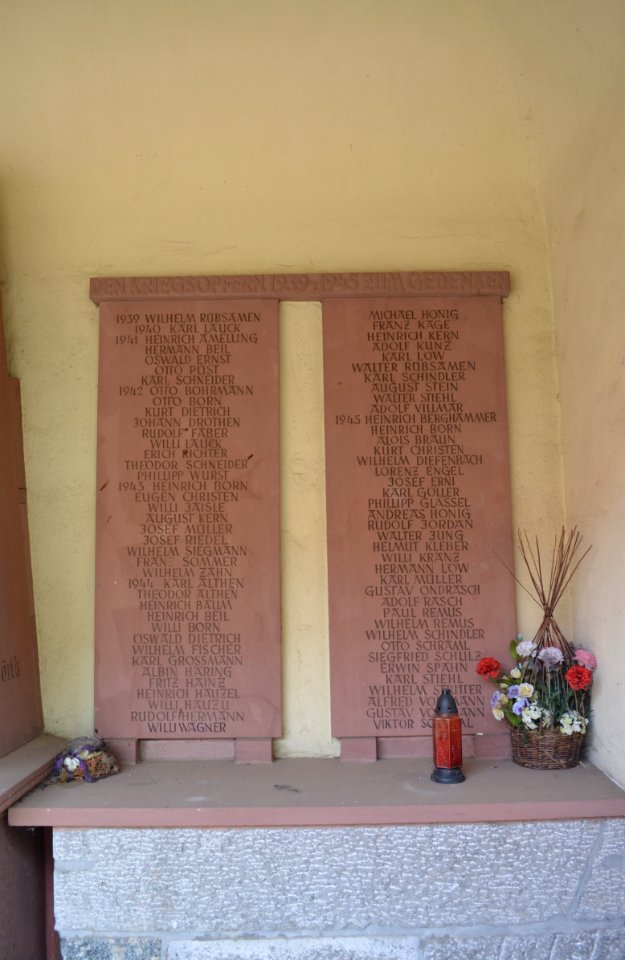 Wallau, Friedhof, Ehrenmal, Tafeln rechts