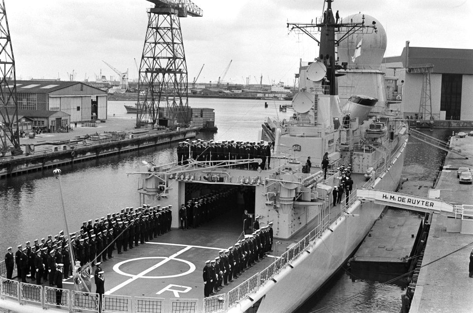 Wapenfregat De Ruyter door koningin Juliana in gebruik gesteld in Vlissingen, ov, Bestanddeelnr 928-6240
