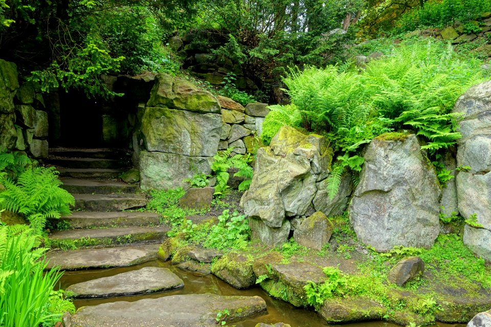 Walkway - Biddulph Grange Garden - Staffordshire, England - DSC09436
