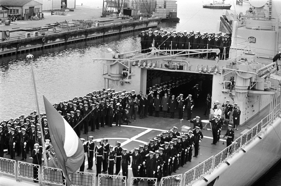 Wapenfregat De Ruyter door koningin Juliana in gebruik gesteld in Vlissingen, ov, Bestanddeelnr 928-6239