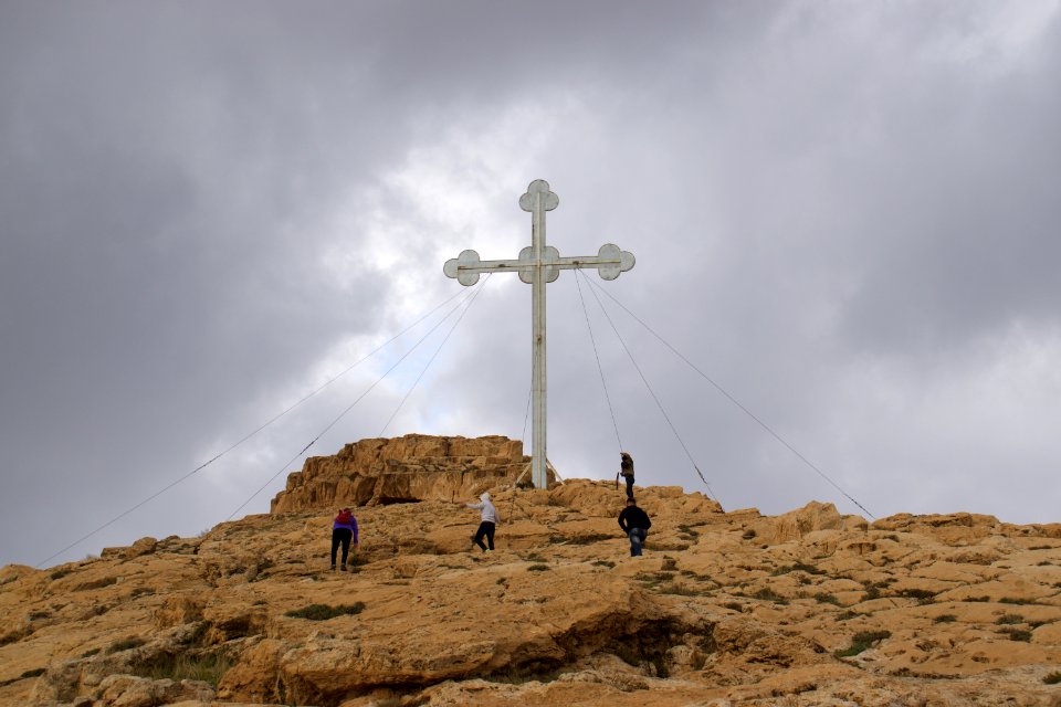 Walking up to the large crucifix over alQosh 01