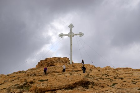 Walking up to the large crucifix over alQosh 01