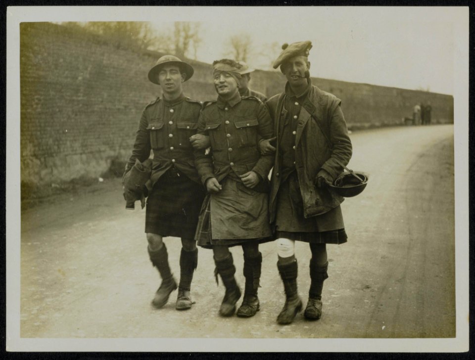 Walking wounded of the 51st Division. Wounded but cheerful, Bestanddeelnr 158-0144