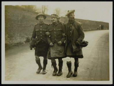 Walking wounded of the 51st Division. Wounded but cheerful, Bestanddeelnr 158-0144