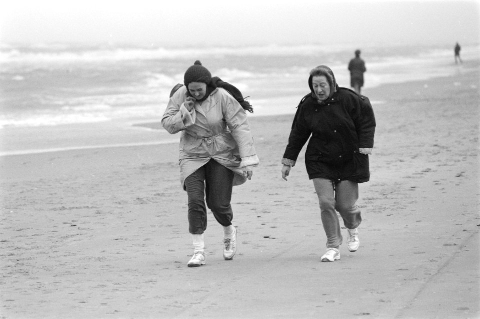 Wandelen op strand Zandvoort in storm, Bestanddeelnr 934-1613