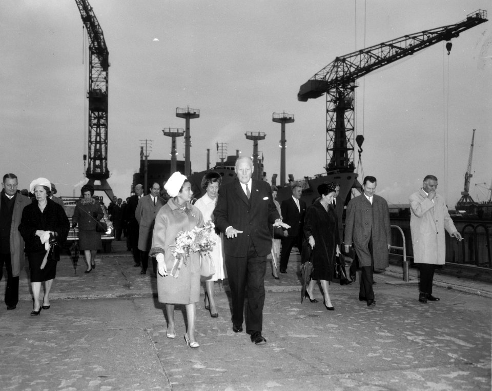 Wandelend gezelschap op de scheepswerf. Vooraan (met bloemen) mevrouw Yilma Der…, Bestanddeelnr 918-2971