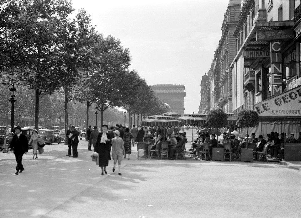 Wandelaars op de Champs-Élysées, met op de achtergrond de Arc de Triomph, Bestanddeelnr 191-0399