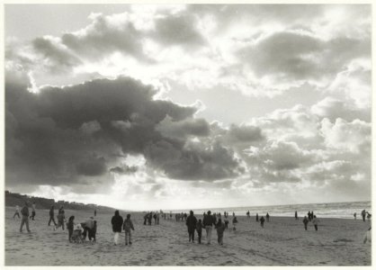 Wandelen over het strand van Zandvoort onder een dik wolkendek. NL-HlmNHA 54020821 photo