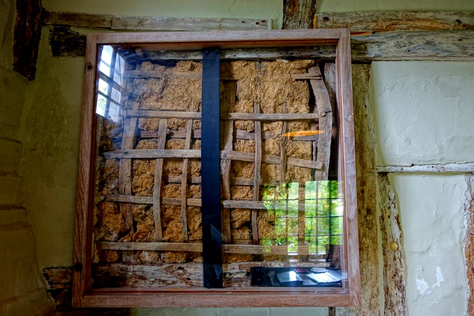 Wall cut-away - Alfriston Clergy House - Alfriston, East Sussex, England - DSC05087