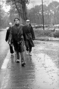 Wandelmars Parijs Amsterdam, de heer Doornekamp uit Amersfoort loopt de tocht op, Bestanddeelnr 917-0111