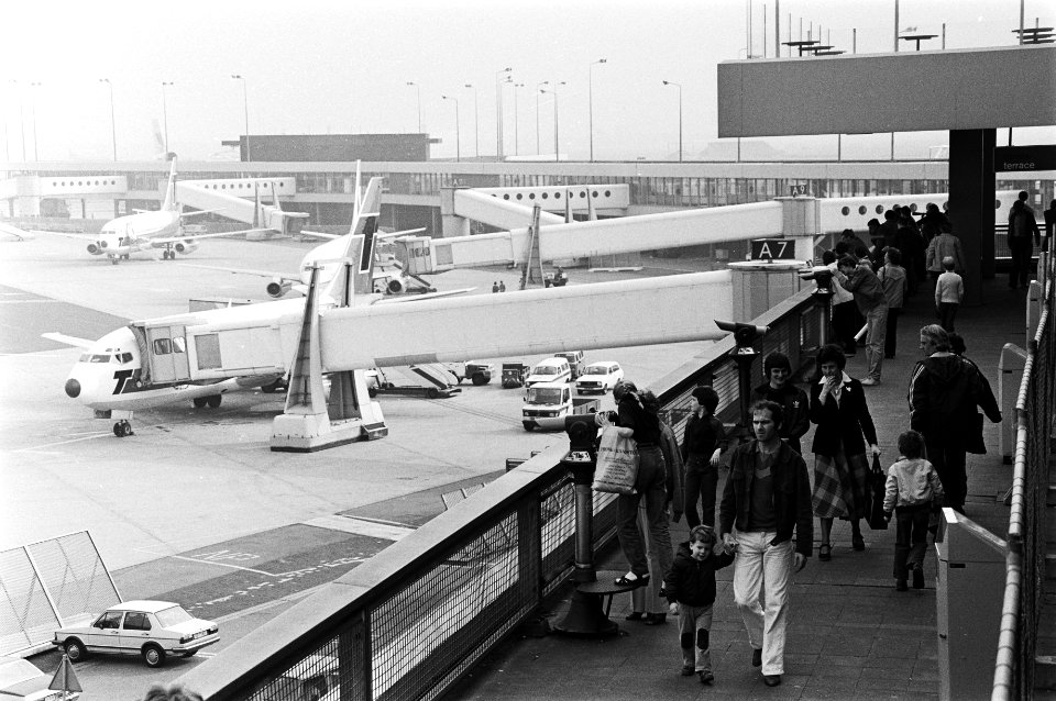 Wandelpromenade op Schiphol weer geopend, wandelende mensen op de wandelpromenade, Bestanddeelnr 931-4284