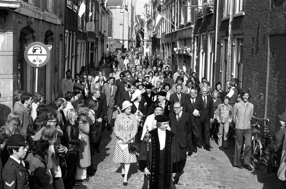 Wandeling door de stad naar het academiegebouw, Bestanddeelnr 927-9400