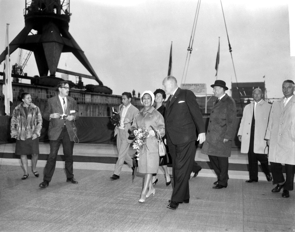 Wandelend gezelschap op de scheepswerf. In het midden mevrouw Yilma Deressa die…, Bestanddeelnr 918-2970