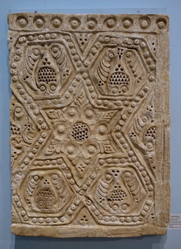 Wall decoration, Iran, Nishapur, before 1220 AD, plaster - Linden-Museum - Stuttgart, Germany - DSC03864