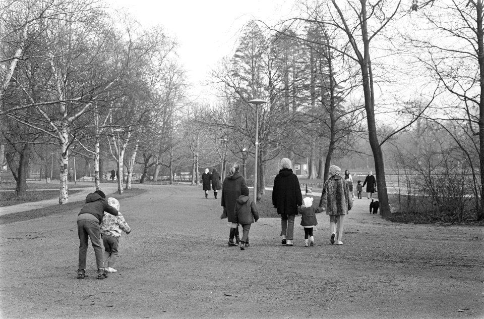 Wandelen in het Vondelpark in de winterzon, Bestanddeelnr 921-9308