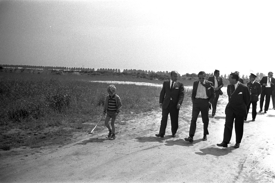 Wandeling van onder anderen prins Claus (m) en burgemeester R.M. Gallas van Alph, Bestanddeelnr 924-6192