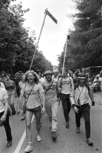 Wandelvierdaagse van Nijmegen actiegroep Is het hier oorlog met opgerolde vla, Bestanddeelnr 932-2544