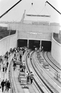 Wandelen door de 2,5 km lange Hemspoortunnel die mei 1983 gereed moet zijn 15a voor hen die slecht ter been waren waren karretjes aanwezig, Bestanddeelnr 931-5521