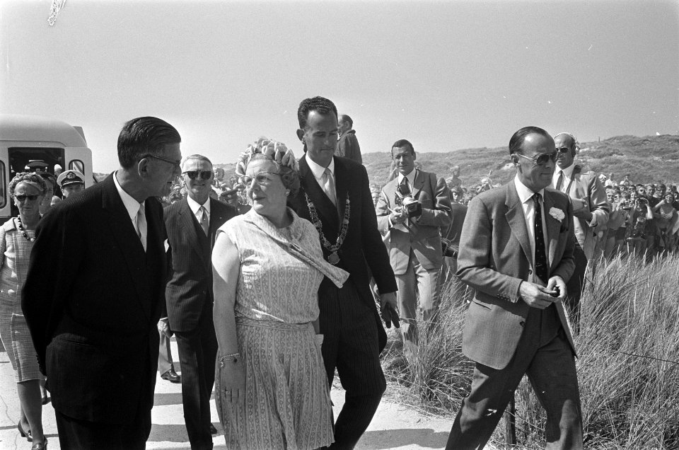 Wandeling op Vlieland met koningin Juliana, burgemeester G. Rombout en prins Ber, Bestanddeelnr 920-4908