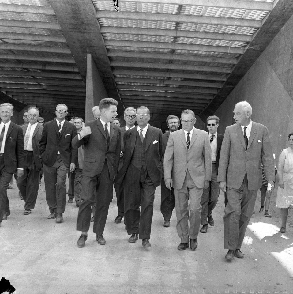 Wandeling in Coentunnel, v.l.n.r. ir. Engel , burgemeester Van Hall , burgemeest, Bestanddeelnr 918-0652
