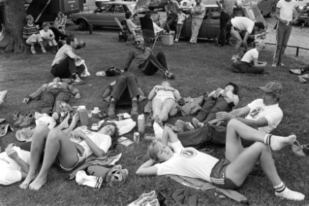 Wandelvierdaagse Apeldoorn vermoeide deelneemsters rusten onderweg uit, Bestanddeelnr 932-2483