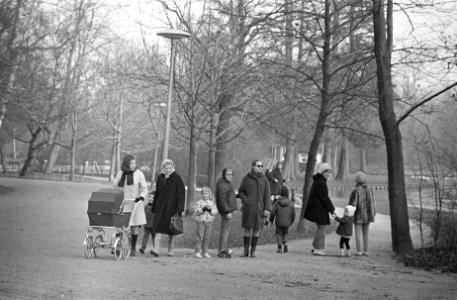 Wandelen in het Vondelpark in de winterzon, Bestanddeelnr 921-9306