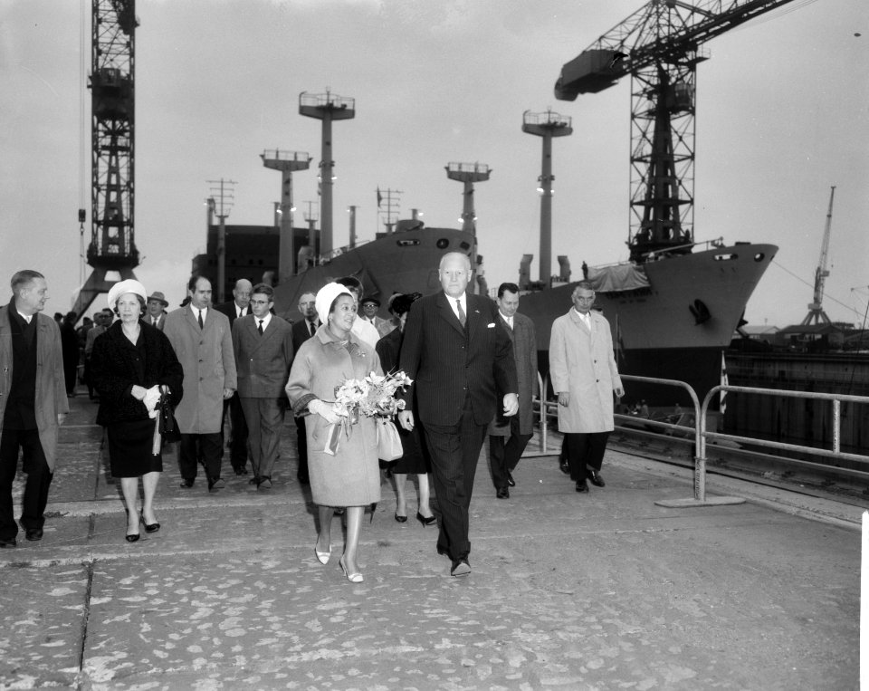 Wandelend gezelschap op de scheepswerf. Vooraan (met bloemen) mevrouw Yilma Der…, Bestanddeelnr 918-2972
