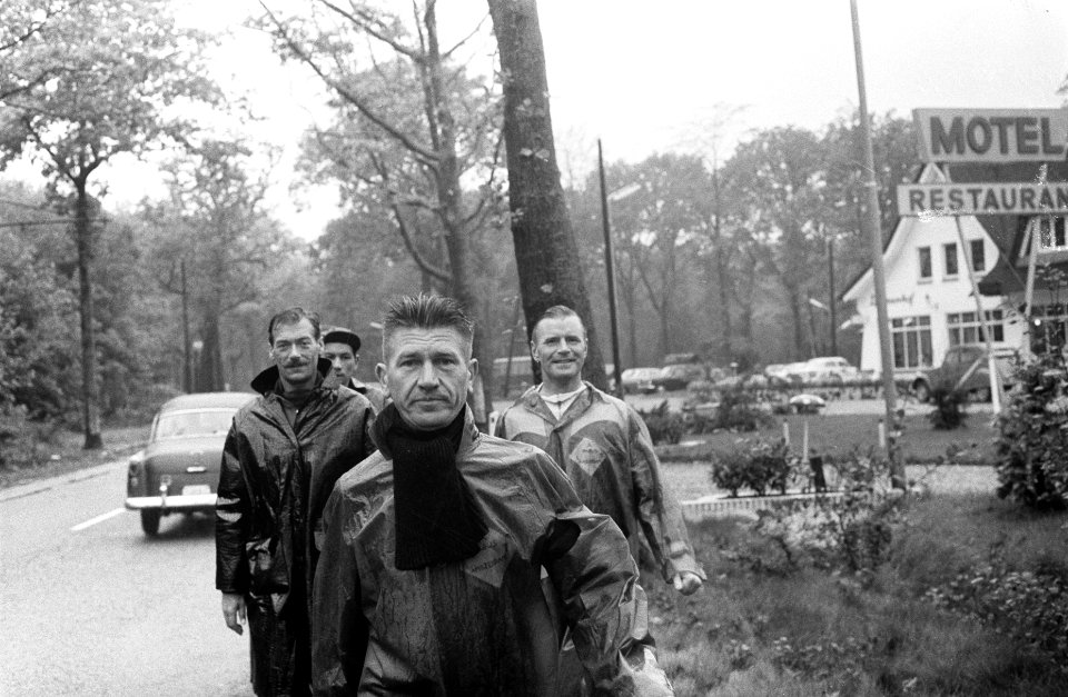 Wandelmars Parijs Amsterdam, voorop de Nederlandse kampioen 50 km snelwandelen d, Bestanddeelnr 917-0113