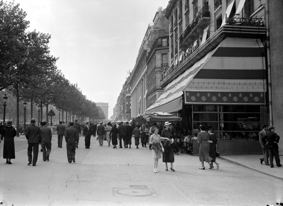 Wandelaars op de Champs-Élysées, met op de achtergrond de Arc de Triomph, Bestanddeelnr 191-0400
